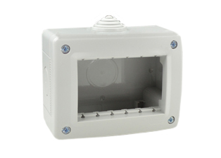 SURFACE MOUNT 3 GANG INSULATED MODULAR DEVICE WALL BOX, IP40 RATED. ACCEPTS 67.5mmX45mm, 45mmX45mm, 22.5mmX45mm MODULAR SIZE DEVICES. GRAY.
<br><font color="yellow">Notes: </font>
<BR><font color="yellow">*</font> View European, British, International Outlets / Switches. <a href="https://www.internationalconfig.com/modular_electrical_devices.asp" style="text-decoration: none">[ Entire Modular Device Series ]</a> 
 
<br><font color="yellow">*</font> Box has four knockouts and one membrane gland cable entry.