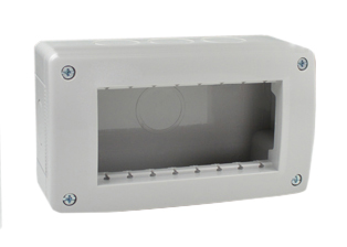 SURFACE MOUNT 4 GANG INSULATED MODULAR DEVICE WALL BOX, IP40 RATED. ACCEPTS ONE 67.5mmX45mm & ONE 22.5mmX45mm OR TWO 45mmX45mm OR FOUR 22.5mmX45mm MODULAR SIZE DEVICES. GRAY.

<br><font color="yellow">Notes: </font> 
<br><font color="yellow">*</font> Box has nine cable entry knockouts.
