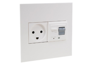 DENMARK, DANISH 13 AMPERE-230 VOLT GFCI (RCBO/RCD) OUTLET TYPE K (DE1-13R), 50/60 Hz, 10mA TRIP, 2 POLE-3 WIRE GROUNDING. FLUSH MOUNTS ON AMERICAN 2 GANG WALL BOXES. WHITE. 
