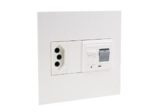 BRAZIL 16 AMPERE-230 VOLT GFCI (RCBO/RCD) OUTLET, NBR 14136 TYPE N (BR3-20R), 50/60 Hz 10mA TRIP, 2 POLE-3 WIRE GROUNDING (2P+E). WHITE.
<br> <font color="yellow">NOTES:</font>  
<br> <font color="yellow">*</font> Mounts on American 4X4 wall boxes.    
<br><font color="yellow">*</font> Outlet accepts Type N Brazil 20A-250V, 10A-250V, 2.5A-250V & South Africa 16A-250V Type N Plugs, Power Cords.