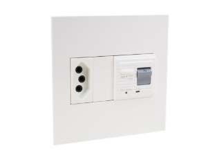 BRAZIL 10 AMPERE-230 VOLT GFCI (RCBO/RCD) OUTLET, TYPE N, NBR 14136 (BR2-10R), 50/60 Hz 10mA TRIP, 2 POLE-3 WIRE GROUNDING (2P+E). WHITE.
<br> <font color="yellow">NOTES:</font>  
<br> <font color="yellow">*</font> Mounts on American 4X4 wall boxes.    
<br><font color="yellow">*</font> Outlet accepts Brazil 10A-250V, 2.5A-250V plugs, Power Cords.